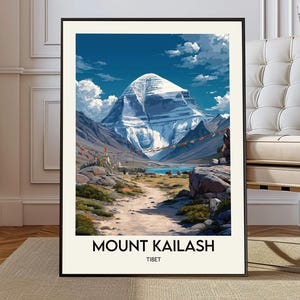 Op de afbeelding: Een ingelijste kunstdruk met de Mount Kailash in Tibet. Het kunstwerk toont een besneeuwde berg onder een helderblauwe hemel met witte wolken. De print bevat een pad dat naar een meer leidt, met de tekst "MOUNT KAILASH TIBET" eronder.