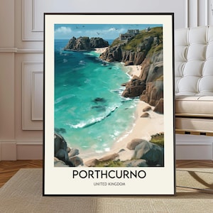 Pode incluir: Uma impressão artística emoldurada de Porthcurno, Reino Unido. A obra de arte retrata uma cena costeira com água turquesa, uma praia arenosa e falésias rochosas. A impressão tem uma moldura preta e apresenta o texto "Porthcurno" e "United Kingdom" na parte inferior.