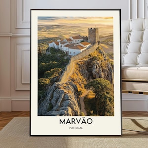 Può includere: Stampa incorniciata con una vista panoramica di Marvão, Portogallo. L'immagine mostra un castello e un villaggio storici in cima a una collina rocciosa, con un muro di pietra e un sentiero. Il cielo mostra caldi colori del tramonto e il testo "MARVÃO PORTOGALLO" è in basso.