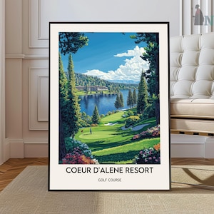 Puede incluir: Una impresión enmarcada que presenta una escena del campo de golf del Coeur d'Alene Resort. La obra de arte representa un exuberante campo de golf verde con un lago, árboles y un cielo azul con nubes. El texto "COEUR D'ALENE RESORT GOLF COURSE" está en la parte inferior.