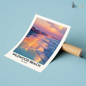 K&ouml;nnte beinhalten: Ein Poster von Wildwood Beach, New Jersey, mit einem lebendigen Sonnenuntergang &uuml;ber dem Meer. Der Druck wird von einer braunen Papprolle gehalten. Auf dem Poster steht "Wildwood Beach, New Jersey".