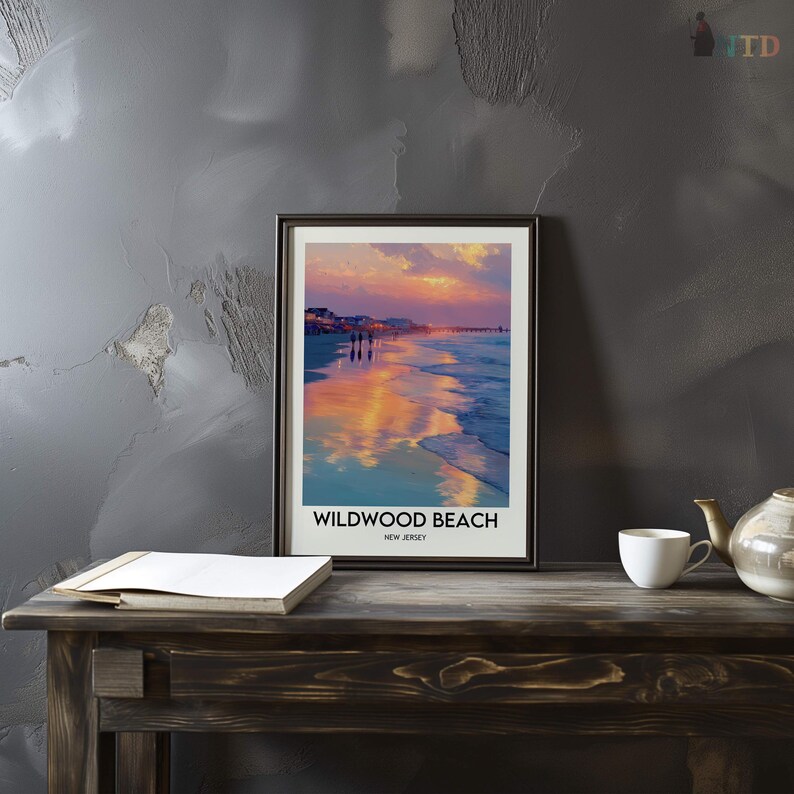 K&ouml;nnte beinhalten: Gerahmtes Wildwood Beach Poster mit einem Sonnenuntergang &uuml;ber dem Meer. Das Bild zeigt eine Strandszene mit Menschen, die am Ufer entlang gehen und den farbenfrohen Himmel widerspiegeln. Der Text "Wildwood Beach, New Jersey" steht unten.