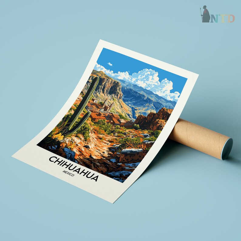 Peut inclure: Une affiche d'un paysage de Chihuahua, Mexique, avec un canyon, une route, des b&acirc;timents et des cactus. L'affiche montre un ciel bleu nuageux et est enroul&eacute;e dans un tube marron.