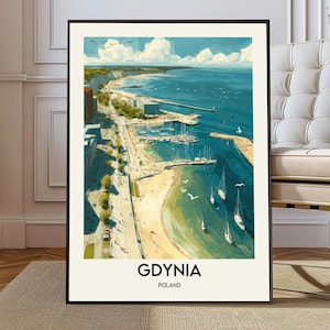 Puede incluir: Una impresión artística enmarcada de Gdynia, Polonia, que presenta una escena costera con un puerto deportivo, una playa y edificios. La obra de arte tiene un estilo de cartel de viaje vintage, con una paleta de colores azul y beige. El texto "GDYNIA" y "POLONIA" están en la parte inferior.