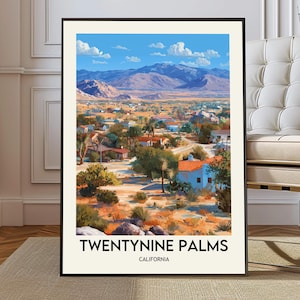 Könnte beinhalten: Gerahmter Kunstdruck mit einer Landschaft von Twenty Nine Palms, Kalifornien. Das Kunstwerk zeigt Berge, Häuser und Bäume unter blauem Himmel mit Wolken. Der Text "TWENTYNINE PALMS CALIFORNIA" befindet sich am unteren Rand.