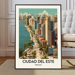 Puede incluir: Una impresión artística enmarcada de Ciudad del Este, Paraguay. La obra representa un paisaje urbano vibrante con edificios coloridos frente al agua. Las palmeras bordean las calles y los barcos salpican el agua azul. El texto "CIUDAD DEL ESTE" y "PARAGUAY" está en la parte inferior.