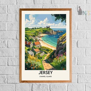Pu&ograve; includere: Un poster vintage di viaggio con un'illustrazione colorata di una scena costiera a Jersey, Isole del Canale. Il poster raffigura una collina verde con un piccolo villaggio, un sentiero tortuoso che porta a una baia blu con una spiaggia di sabbia bianca e un castello su una scogliera in lontananza.