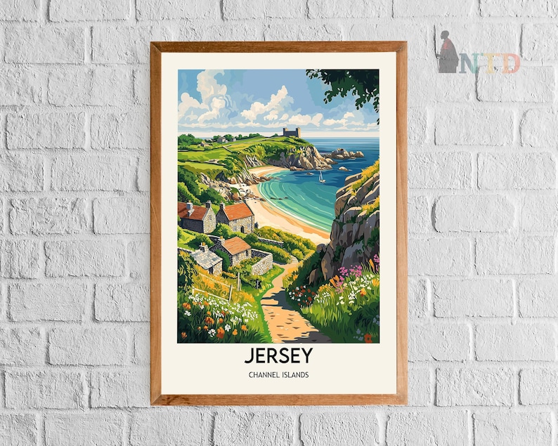 Pu&ograve; includere: Un poster vintage di viaggio con un'illustrazione colorata di una scena costiera a Jersey, Isole del Canale. Il poster raffigura una collina verde con un piccolo villaggio, un sentiero tortuoso che porta a una baia blu con una spiaggia di sabbia bianca e un castello su una scogliera in lontananza.