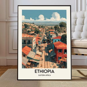 Puede incluir: Una impresión artística enmarcada con una vibrante ilustración de un paisaje urbano etíope. La obra representa edificios con tejados rojos, una vía férrea y figuras de personas. El cielo es azul con nubes blancas y esponjosas. El texto "ETHIOPIA" y "EASTERN AFRICA" están en la parte inferior.