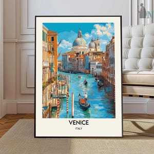 Puede incluir: Una pintura de un canal en Venecia, Italia. El canal está bordeado de edificios coloridos y hay góndolas en el agua. La pintura está enmarcada en negro y tiene las palabras "VENICE" e "ITALY" escritas en la parte inferior.