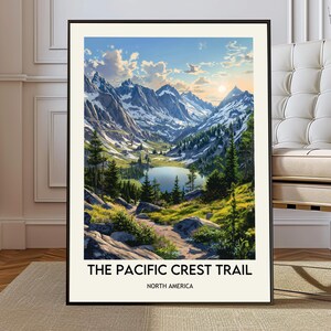 Pode incluir: Uma impressão emoldurada de uma paisagem montanhosa com um lago, árvores e uma trilha. A obra apresenta montanhas cobertas de neve sob um céu azul com nuvens e um sol poente. O texto "THE PACIFIC CREST TRAIL NORTH AMERICA" está na parte inferior.