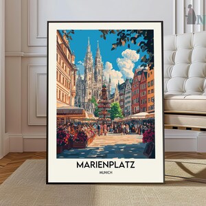 Pode incluir: Uma ilustração colorida da Marienplatz em Munique, Alemanha. A imagem apresenta uma igreja alta com uma torre do relógio, cercada por edifícios e pessoas. O texto "Marienplatz Munich" está na parte inferior da imagem.