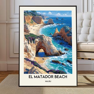 Könnte beinhalten: Ein gerahmter vertikaler Kunstdruck mit einer Küstenlandschaft des El Matador Beach in Malibu. Das Bild zeigt goldene Klippen, einen natürlichen Felsbogen, türkisfarbenes Meerwasser und Sandstrände unter blauem Himmel. Der Text lautet EL MATADOR BEACH MALIBU.