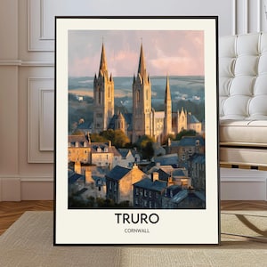 Pode incluir: Impressão artística emoldurada com uma pintura em aquarela da Catedral de Truro na Cornualha, Inglaterra. A obra mostra as torres da catedral acima da cidade, com um céu de cores suaves. O texto "TRURO" e "CORNWALL" está na parte inferior.