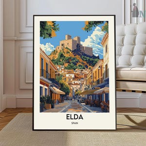 Puede incluir: Una ilustración colorida de una escena callejera en Elda, España. La imagen presenta un castillo en la cima de una colina, una calle adoquinada bordeada de edificios y personas caminando y sentadas en cafés al aire libre. El texto "Elda, España" está impreso en la parte inferior de la imagen.