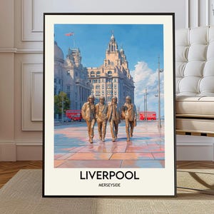 Peut inclure: Une affiche encadrée représentant une statue de bronze de quatre personnages marchant dans une rue de Liverpool. En arrière-plan, un grand bâtiment, un ciel bleu et des bus rouges. Le mot "LIVERPOOL" est imprimé en bas.
