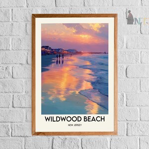 K&ouml;nnte beinhalten: Gerahmter Druck von Wildwood Beach, New Jersey, mit einem lebendigen Sonnenuntergang &uuml;ber dem Ozean. Das Kunstwerk zeigt eine Strandszene mit Silhouetten und einem Pier, die die warmen Farben des Himmels im nassen Sand widerspiegeln. Der Text unten lautet "Wildwood Beach, New Jersey".