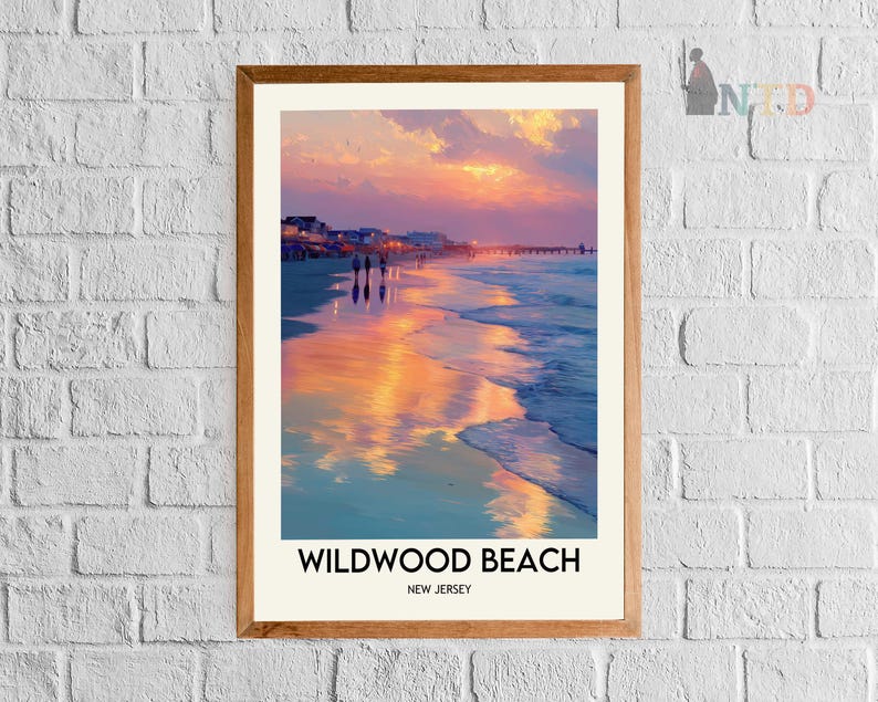 K&ouml;nnte beinhalten: Gerahmter Druck von Wildwood Beach, New Jersey, mit einem lebendigen Sonnenuntergang &uuml;ber dem Ozean. Das Kunstwerk zeigt eine Strandszene mit Silhouetten und einem Pier, die die warmen Farben des Himmels im nassen Sand widerspiegeln. Der Text unten lautet "Wildwood Beach, New Jersey".