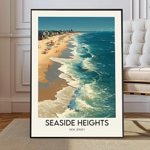Może przedstawiać: Oprawiony wydruk artystyczny przedstawiający scenę z plaży z napisem "SEASIDE HEIGHTS NEW JERSEY". Grafika przedstawia słoneczny dzień na plaży z ludźmi, parasolami i falami. Paleta kolorów obejmuje odcienie niebieskiego, beżowego i białego.