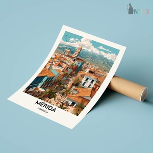 K&ouml;nnte beinhalten: Ein Druck von M&eacute;rida, Venezuela, mit einer farbenfrohen Stadtlandschaft mit roten Ziegeld&auml;chern, wei&szlig;en Geb&auml;uden und einem Bergpanorama. Der Druck tr&auml;gt die Aufschrift "M&eacute;rida, Venezuela". Der Druck ist mit einer braunen Papprolle aufgerollt.