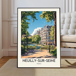 Op de afbeelding: Een ingelijste kunstdruk van Neuilly-sur-Seine, Frankrijk. Het kunstwerk toont een zonnige straatscène met gebouwen, bomen en een pad. De print heeft een zwart frame en de tekst "NEUILLY-SUR-SEINE FRANCE" onderaan.