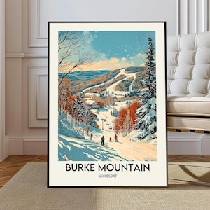 Könnte beinhalten: Gerahmter Kunstdruck des Burke Mountain Ski Resorts. Das Kunstwerk zeigt eine verschneite Berglandschaft mit Skifahrern, Bäumen und Gebäuden. Die Farbpalette umfasst Blau-, Weiß- und Orangetöne. Der Text "Burke Mountain Ski Resort" befindet sich unten.