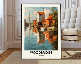 Op de afbeelding: Een ingelijste kunstdruk met een pittoreske waterkantscène. Het kunstwerk toont een rivier met boten, een molen en gebouwen met rode daken. De tekst "WOODBRIDGE SUFFOLK" staat onderaan de print.