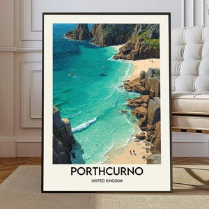 Pode incluir: Uma impressão emoldurada da praia de Porthcurno, Reino Unido. A imagem mostra um mar turquesa, uma praia arenosa e falésias rochosas. O texto "PORTHCURNO UNITED KINGDOM" está impresso na parte inferior.