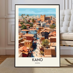 Könnte beinhalten: Ein gerahmter Kunstdruck von Kano, Nigeria, mit einer lebendigen Stadtlandschaft mit rotbedachten Gebäuden, Palmen und einem klaren blauen Himmel. Das Wort "KANO" ist in fetten schwarzen Buchstaben gedruckt, darunter "NIGERIA".