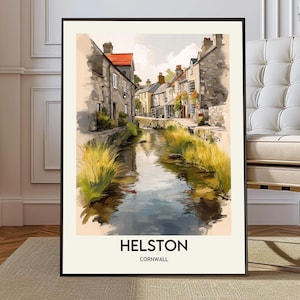 Pode incluir: Uma impressão em aquarela emoldurada de Helston, Cornualha. A obra de arte retrata uma pitoresca cena de rua com edifícios de pedra, um riacho e vegetação. A impressão tem uma moldura preta e o texto "HELSTON CORNWALL" na parte inferior.