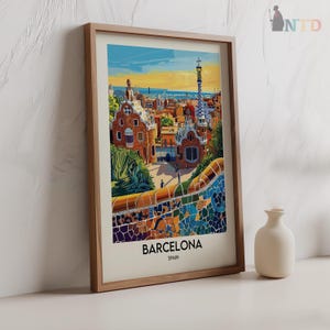 Puede incluir: Una impresi&oacute;n enmarcada de una ilustraci&oacute;n colorida del Parque G&uuml;ell en Barcelona, Espa&ntilde;a. La impresi&oacute;n presenta un camino pavimentado con mosaicos, una vista de la ciudad y el texto "Barcelona, Espa&ntilde;a".