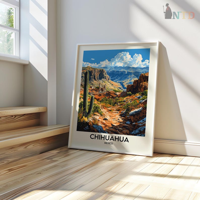 Peut inclure: Une affiche encadr&eacute;e repr&eacute;sentant un paysage de Chihuahua, au Mexique. L'&oelig;uvre montre un paysage d&eacute;sertique avec un cactus imposant, un sentier sinueux et des montagnes sous un ciel bleu. L'affiche porte l'inscription "CHIHUAHUA MEXICO".