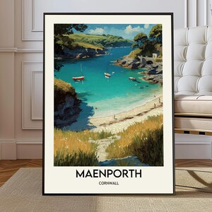 Pode incluir: Uma impressão artística emoldurada de Maenporth, Cornualha. A obra de arte retrata uma cena costeira com água turquesa, uma praia de areia e vários barcos. A paisagem apresenta falésias verdes, céu azul e o texto "MAENPORTH CORNWALL" na parte inferior.