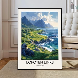 Peut inclure: Une affiche encadrée du parcours de golf Lofoten Links. L'œuvre représente un parcours de golf pittoresque le long d'une côte rocheuse avec des montagnes en arrière-plan. Le ciel est bleu avec des nuages blancs. Le texte "LOFOTEN LINKS GOLF COURSE" est en bas.