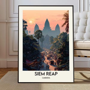 Pode incluir: Impressão artística emoldurada com uma ilustração vibrante de Siem Reap, Camboja, ao pôr do sol. A obra retrata uma cena de rua movimentada que leva à silhueta de templos antigos, com palmeiras e um céu quente e alaranjado. O texto "SIEM REAP CAMBODIA" está na parte inferior.