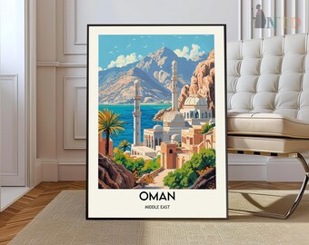 Peut inclure: Une affiche de voyage vintage représentant une illustration colorée d'une mosquée à Oman, avec des montagnes et une mer bleue en arrière-plan. L'affiche porte le texte "OMAN" et "MOYEN-ORIENT" imprimé dessus.