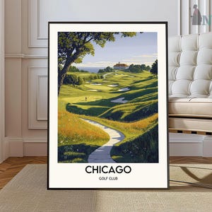 Może przedstawiać: Oprawiony wydruk artystyczny przedstawiający krajobraz pola golfowego. Grafika przedstawia krętą ścieżkę przez zielone fairwaye i odległy klub. Tekst "CHICAGO GOLF CLUB" jest wyświetlany na dole wydruku.