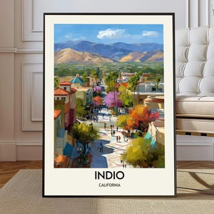Könnte beinhalten: Ein gerahmter Kunstdruck von Indio, Kalifornien, mit einer farbenfrohen Straßenszene mit Gebäuden, Bäumen und Bergen im Hintergrund. Der Druck hat den Text "INDIO CALIFORNIA" unten.
