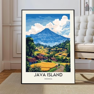 Op de afbeelding: Een ingelijste kunstafdruk van een schilderachtig landschap in Indonesië. Het kunstwerk toont een levendig berglandschap, weelderige groene velden en traditionele huizen onder een helderblauwe hemel. De tekst "JAVA ISLAND INDONESIA" staat onderaan.