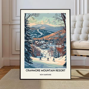 Könnte beinhalten: Gerahmter Kunstdruck mit einer Winterlandschaft des Cranmore Mountain Resort in New Hampshire. Das Kunstwerk zeigt Skifahrer, schneebedeckte Bäume und Gebäude, mit dem Namen und der Lage des Resorts am unteren Rand.