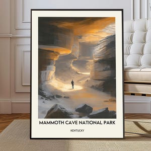 Może przedstawiać: Oprawiony wydruk artystyczny Parku Narodowego Mammoth Cave w Kentucky. Grafika przedstawia osobę w jaskini z jasnym światłem. Ściany jaskini są szare i beżowe. Rama jest czarna.