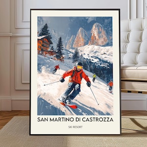 Op de afbeelding: Een ingelijste print van een skioord. Het kunstwerk toont skiërs op een besneeuwde helling met een bergachtergrond. De tekst "SAN MARTINO DI CASTROZZA" en "SKI RESORT" staan onderaan. De skiërs dragen kleurrijke ski-outfits.