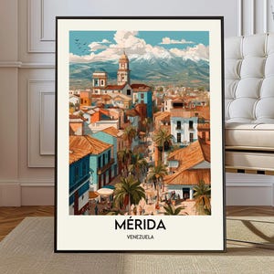K&ouml;nnte beinhalten: Ein gerahmter Kunstdruck mit einer farbenfrohen Illustration von M&eacute;rida, Venezuela. Das Kunstwerk zeigt eine Stadtlandschaft mit Geb&auml;uden in Blau-, Orange- und Wei&szlig;t&ouml;nen, Palmen und einer Bergkette im Hintergrund. Der Text "M&Eacute;RIDA VENEZUELA" befindet sich unten.