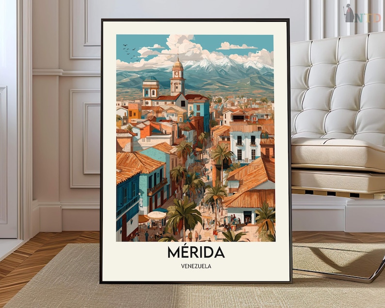 K&ouml;nnte beinhalten: Ein gerahmter Kunstdruck mit einer farbenfrohen Illustration von M&eacute;rida, Venezuela. Das Kunstwerk zeigt eine Stadtlandschaft mit Geb&auml;uden in Blau-, Orange- und Wei&szlig;t&ouml;nen, Palmen und einer Bergkette im Hintergrund. Der Text "M&Eacute;RIDA VENEZUELA" befindet sich unten.