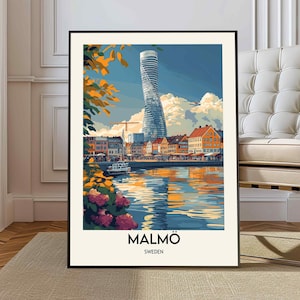 Puede incluir: Una ilustración colorida del edificio Turning Torso en Malmö, Suecia. El edificio es una torre alta y retorcida con un esquema de color azul y blanco. La ilustración también presenta una masa de agua con reflejos del edificio y los edificios circundantes. El texto "MALMÖ SWEDEN" está en la parte inferior de la ilustración.