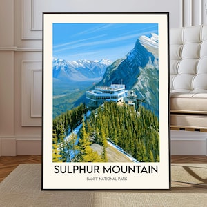 Peut inclure: Affiche encadrée représentant le mont Sulphur dans le parc national de Banff. L'image montre un bâtiment moderne au sommet d'une montagne, entouré de conifères et de sommets enneigés sous un ciel bleu clair. Le texte "SULPHUR MOUNTAIN" et "BANFF NATIONAL PARK" est affiché.