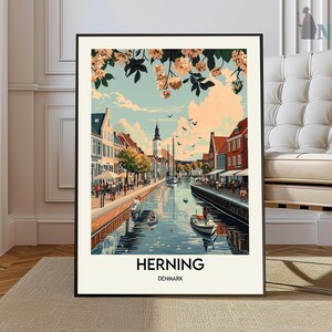 Puede incluir: Un cartel de viaje vintage con una ilustración colorida de un canal en la ciudad de Herning, Dinamarca. El cartel tiene un fondo blanco con texto negro que dice "HERNING, DINAMARCA".