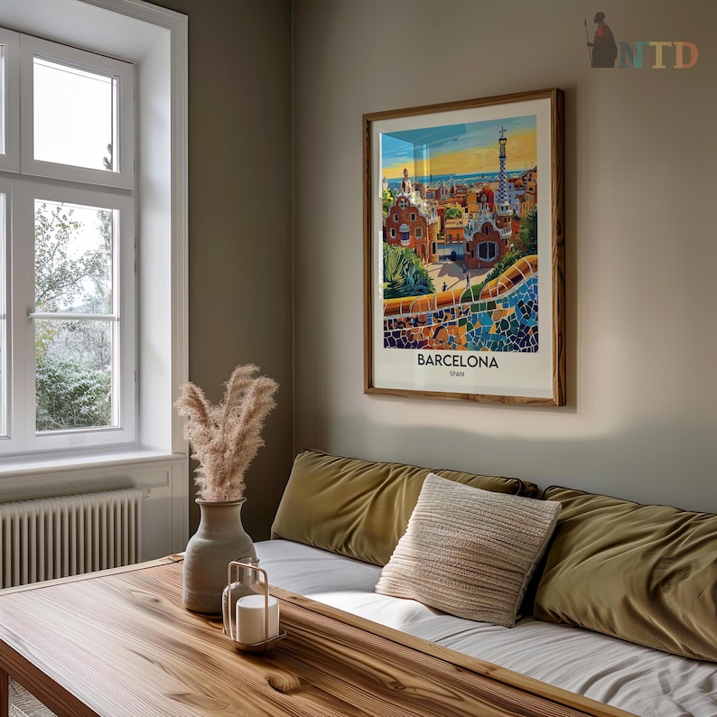 Puede incluir: Un cartel de viaje vintage con una ilustraci&oacute;n colorida de Barcelona, Espa&ntilde;a. El cartel est&aacute; enmarcado en un marco de madera y cuelga en una pared de una sala de estar.