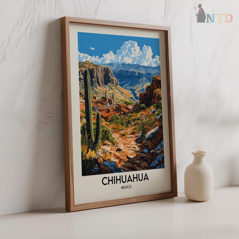 Peut inclure: Une affiche encadr&eacute;e repr&eacute;sentant un paysage de Chihuahua, au Mexique. L'impression pr&eacute;sente une sc&egrave;ne d&eacute;sertique avec un canyon, une ville et un cactus sous un ciel bleu. L'affiche est dans un cadre en bois, et un petit vase blanc est &agrave; c&ocirc;t&eacute;.