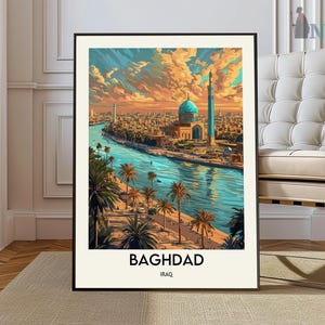 Op de afbeelding: Een poster met een kleurrijke illustratie van een moskee in Bagdad, Irak. De moskee is omringd door palmbomen en een rivier. De poster heeft de tekst "Bagdad, Irak" onderaan.